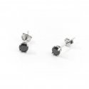Orecchini realizzati in argento 925% e punti luce di zircone nero.
