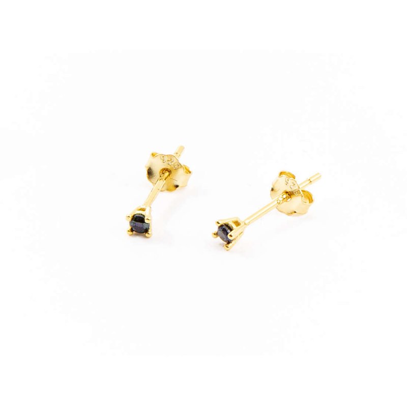 Orecchini realizzati in argento 925% con finitura dorata e punti luce di zircone nero.