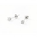 Orecchini realizzati in argento 925% con punti luce di zircone bianco.