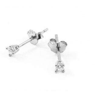 Orecchini realizzati in argento 925% con punti luce di zircone bianco.