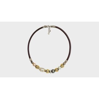 Collane In Cuoio 5 Mm Con Elementi In Oro Lavorato A Mano, Argento E Perle Naturali.