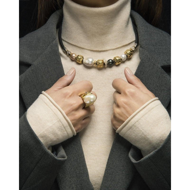 Collane In Cuoio 5 Mm Con Elementi In Oro Lavorato A Mano, Argento E Perle Naturali.