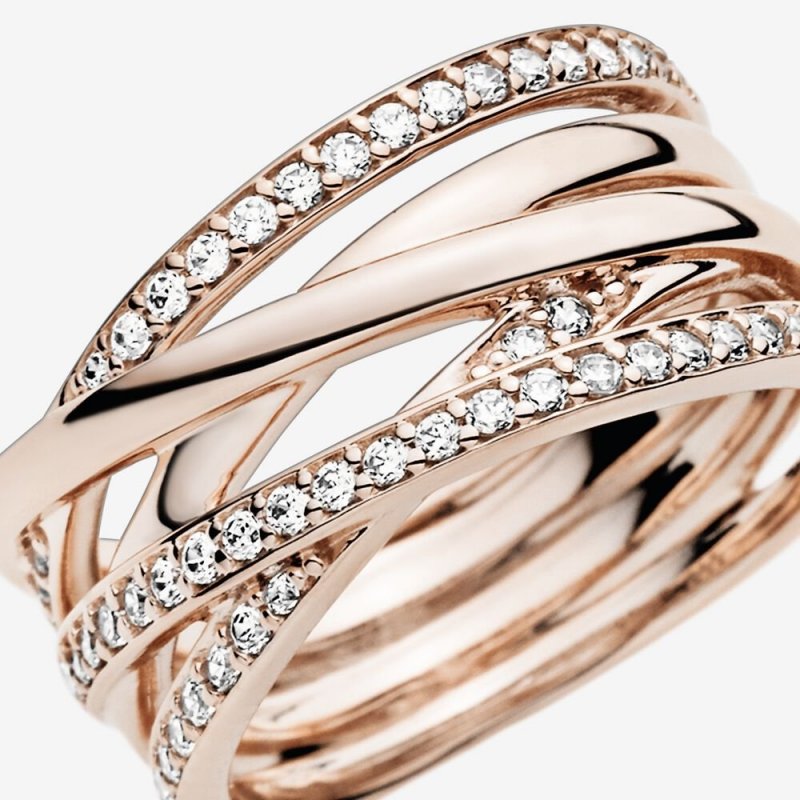 Anello linee intrecciate scintillanti