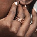 Anello linee intrecciate scintillanti