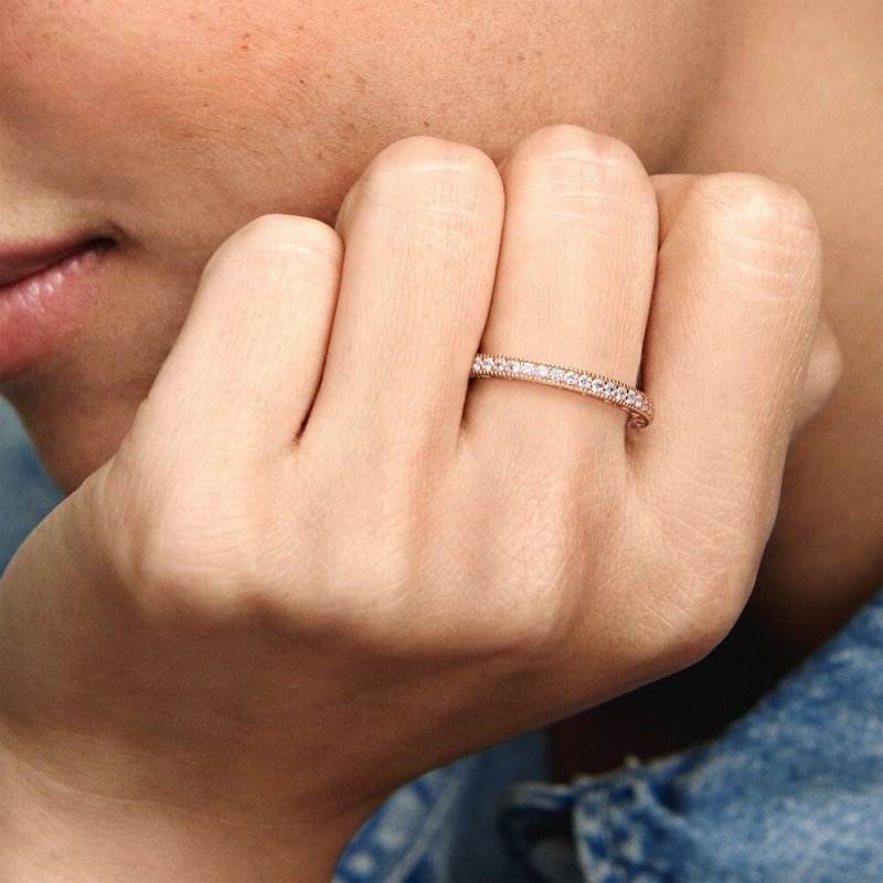 Anello pietre scintillanti e cuori