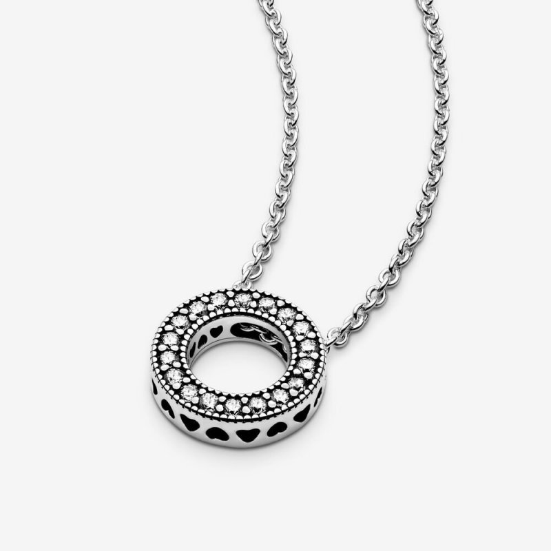 Collana con cerchio, pavé e logo Pandora