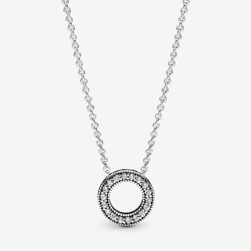 Collana con cerchio, pavé e logo Pandora