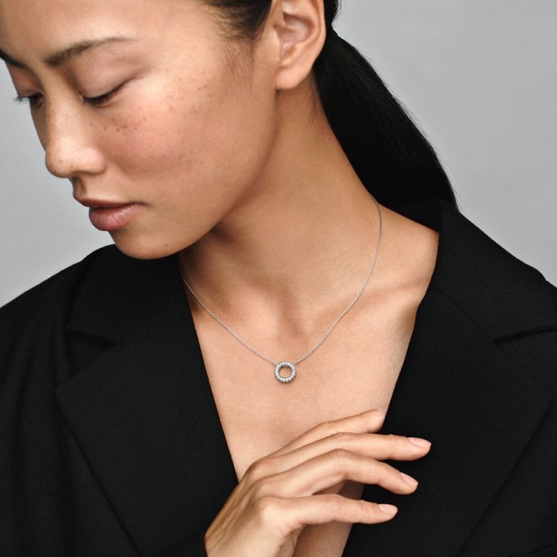 Collana con cerchio, pavé e logo Pandora