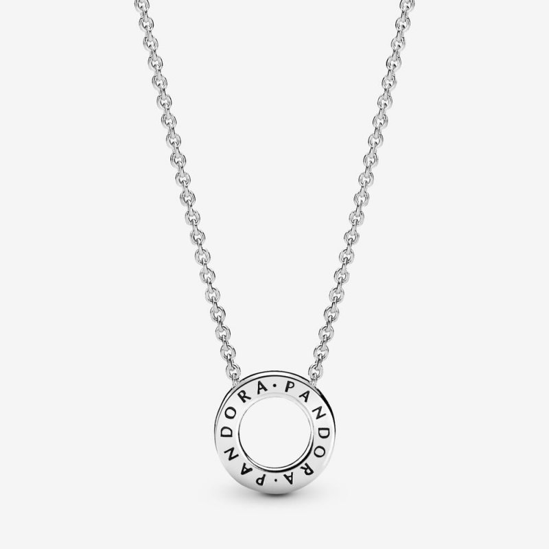 Collana con cerchio, pavé e logo Pandora