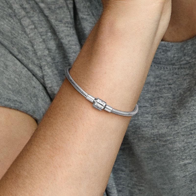 Bracciale Pandora Moments con maglia snake e chiusura a barile