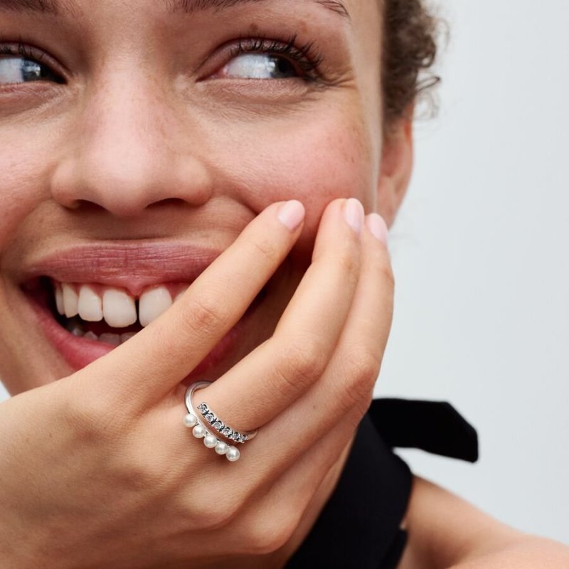 Anello Intreccio con Perle d’Acqua Dolce Coltivate e Pavè