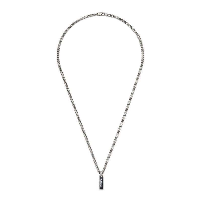 Collana con ciondolo scritta Gucci in argento 925 e smalto nero
