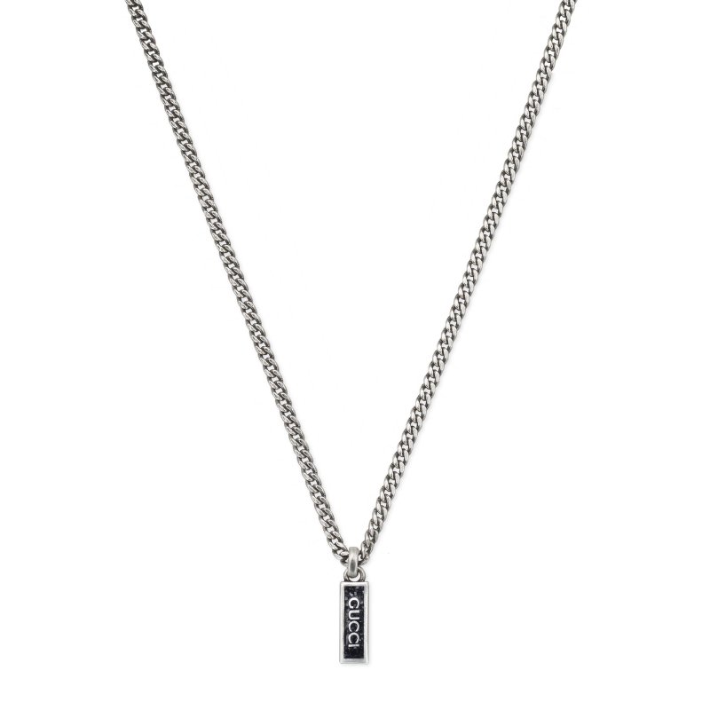 Collana con ciondolo scritta Gucci in argento 925 e smalto nero