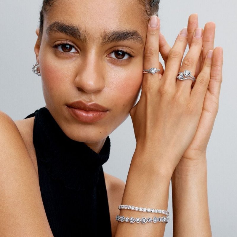 Anello con pavé e cuore ondulato