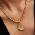 Trasforma il tuo look con un simbolo di libertà che esprime la bellezza della natura. Un lato del nuovo pendente con placcatura 