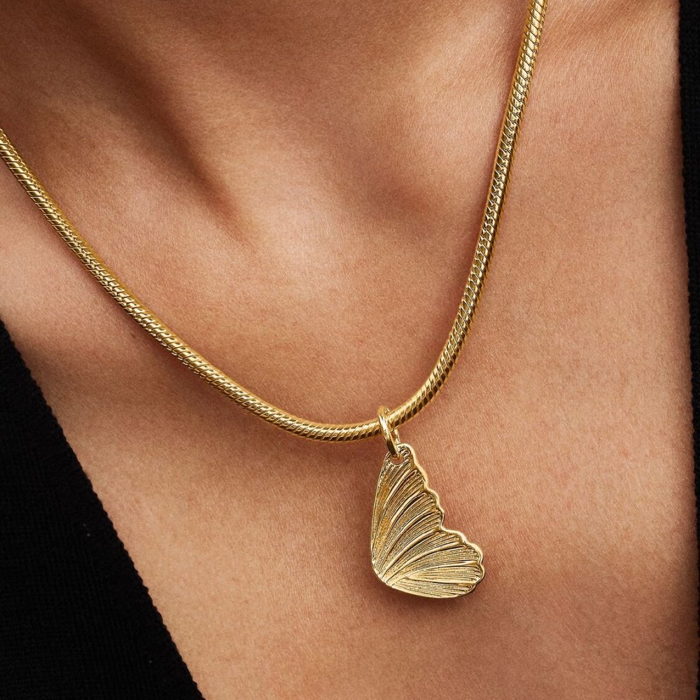 Trasforma il tuo look con un simbolo di libertà che esprime la bellezza della natura. Un lato del nuovo pendente con placcatura 