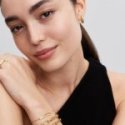 Trasforma il tuo look con un simbolo di libertà che esprime la bellezza della natura. Un lato del nuovo pendente con placcatura 