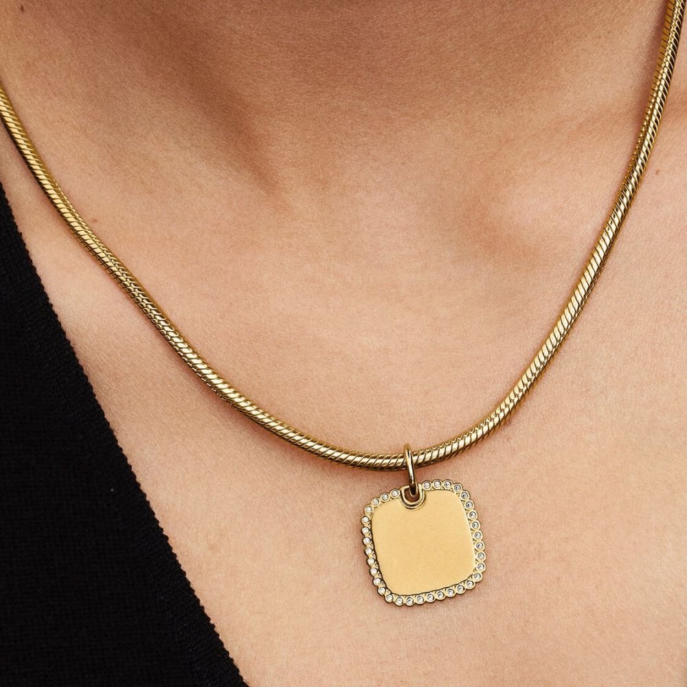 Uno stile minimalista che fa la differenza. Aggiungi alla tua collezione il nuovo pendente medaglia quadrata da incidere con pla