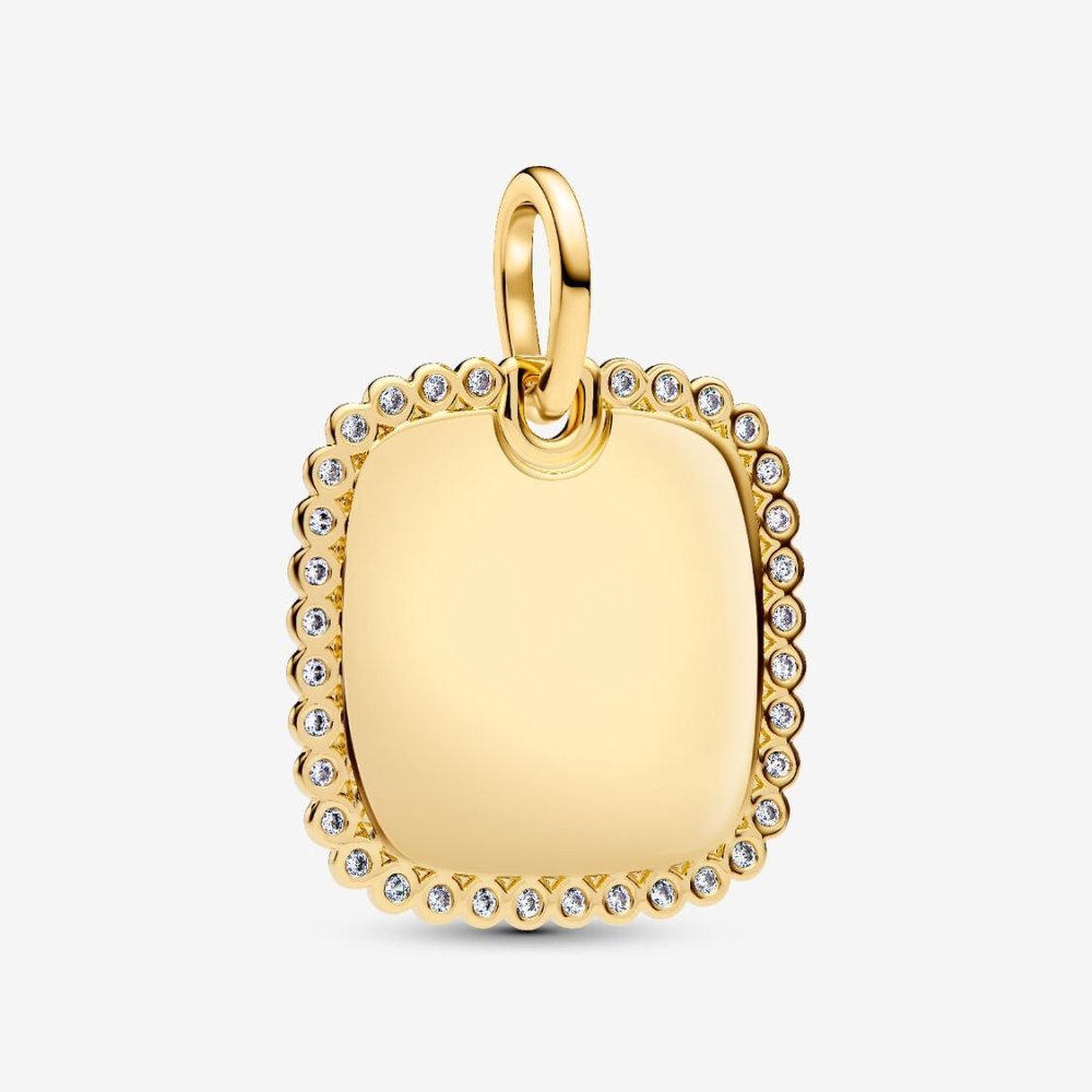 Uno stile minimalista che fa la differenza. Aggiungi alla tua collezione il nuovo pendente medaglia quadrata da incidere con pla