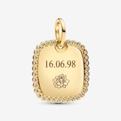 Uno stile minimalista che fa la differenza. Aggiungi alla tua collezione il nuovo pendente medaglia quadrata da incidere con pla