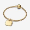 Uno stile minimalista che fa la differenza. Aggiungi alla tua collezione il nuovo pendente medaglia quadrata da incidere con pla