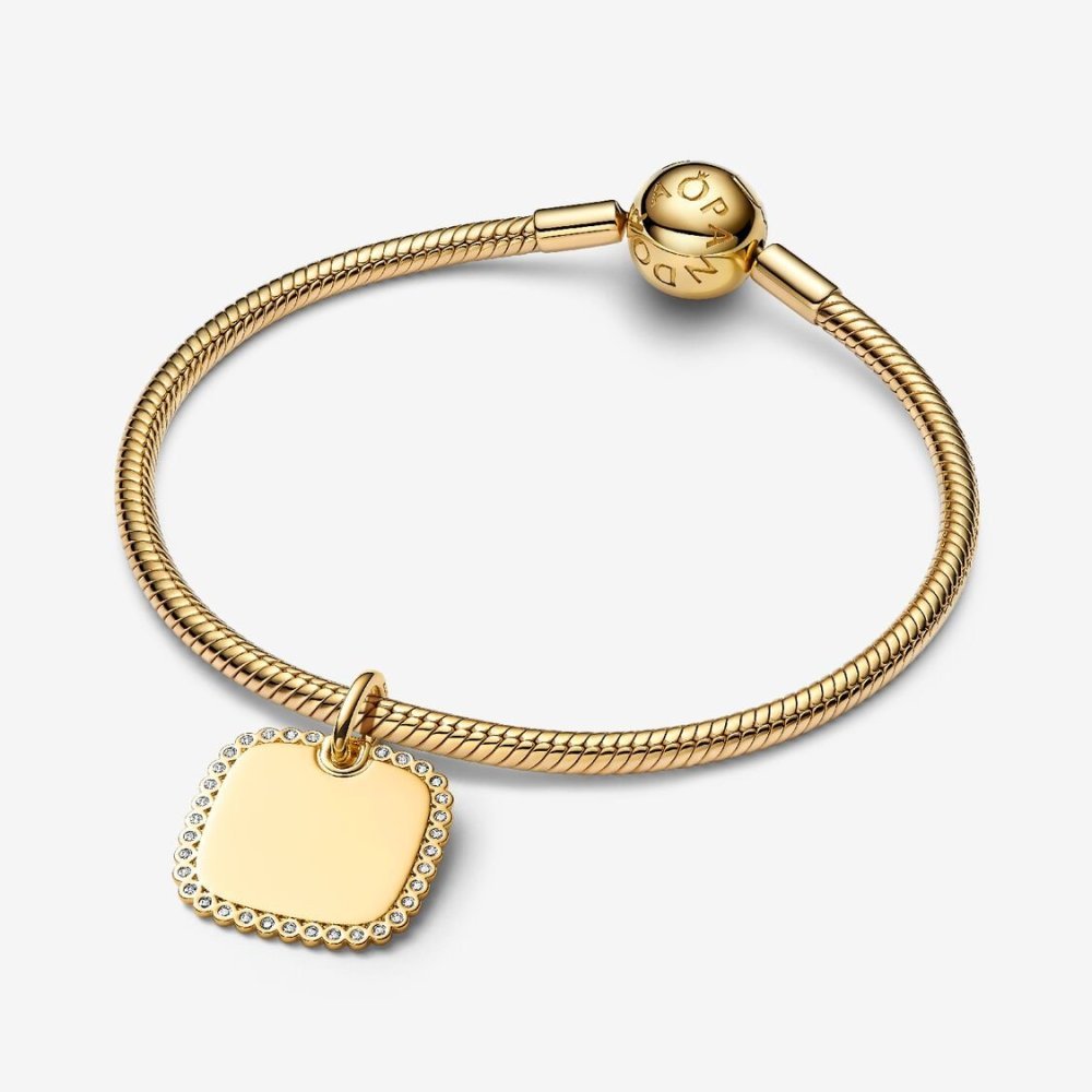 Uno stile minimalista che fa la differenza. Aggiungi alla tua collezione il nuovo pendente medaglia quadrata da incidere con pla