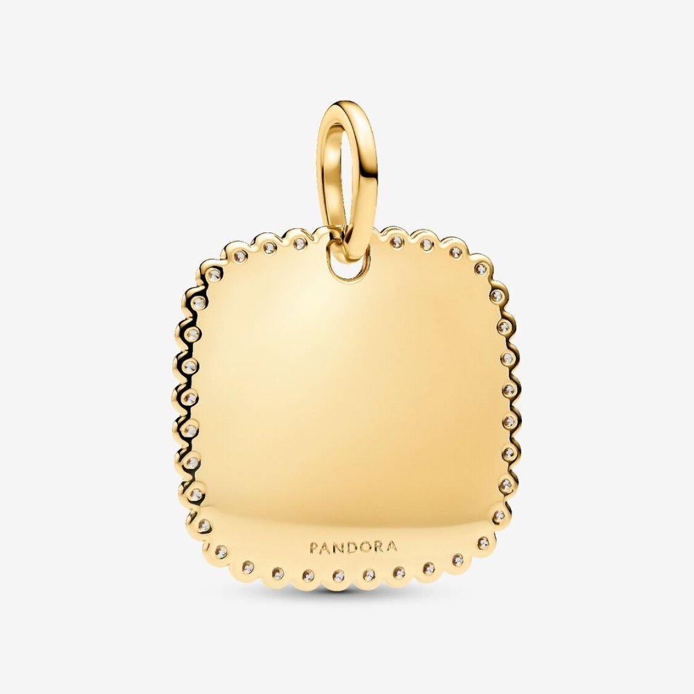 Uno stile minimalista che fa la differenza. Aggiungi alla tua collezione il nuovo pendente medaglia quadrata da incidere con pla