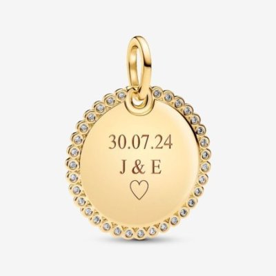 Uno stile minimalista che fa la differenza. Aggiungi alla tua collezione il nuovo pendente medaglia luminosa da incidere con pla