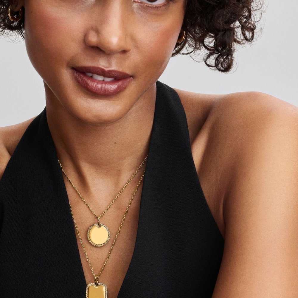Uno stile minimalista che fa la differenza. Aggiungi alla tua collezione il nuovo pendente medaglia luminosa da incidere con pla