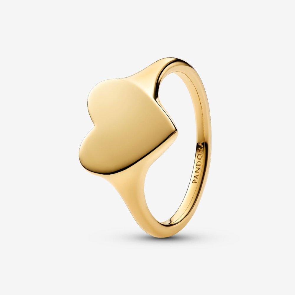 Celebra l'amore e i legami con il nuovo anello con cuore e placcatura in Oro 14K, pronto per essere inciso con un messaggio ricc