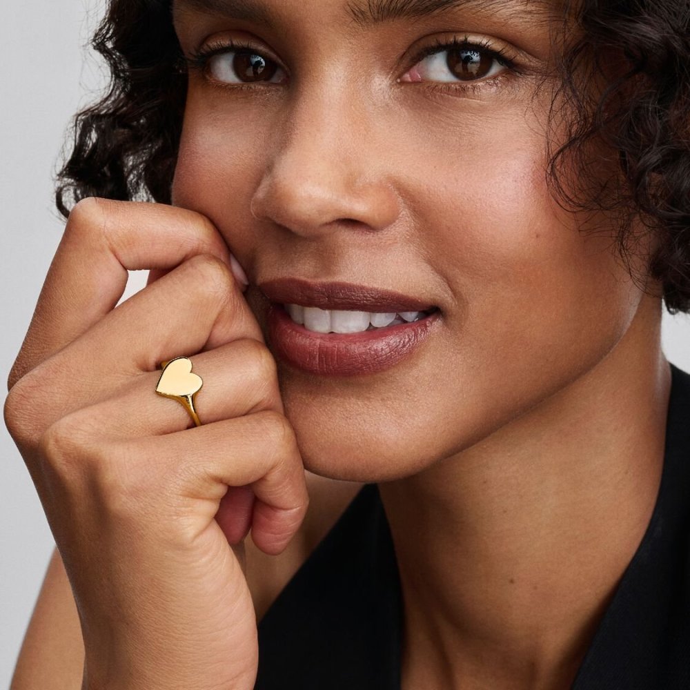 Celebra l'amore e i legami con il nuovo anello con cuore e placcatura in Oro 14K, pronto per essere inciso con un messaggio ricc