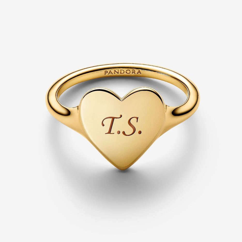 Celebra l'amore e i legami con il nuovo anello con cuore e placcatura in Oro 14K, pronto per essere inciso con un messaggio ricc