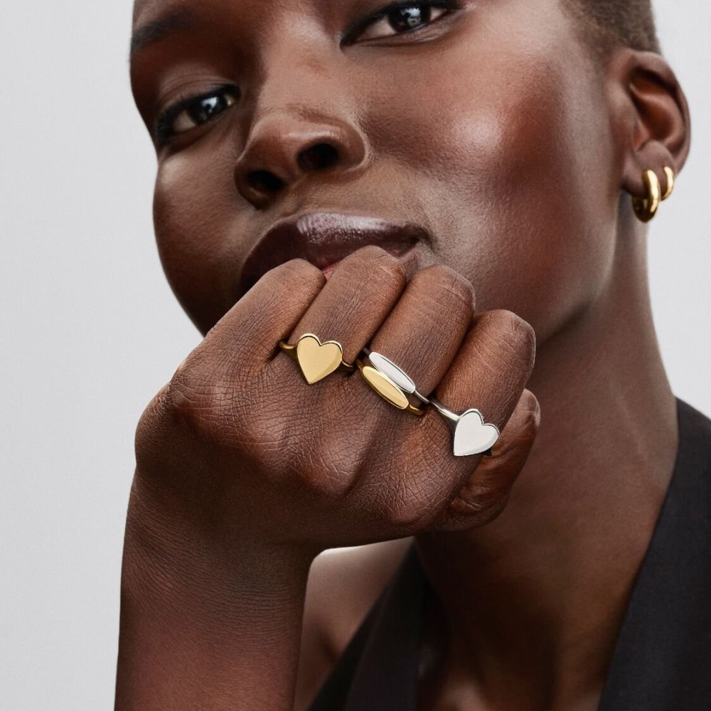 Celebra l'amore e i legami con il nuovo anello con cuore e placcatura in Oro 14K, pronto per essere inciso con un messaggio ricc