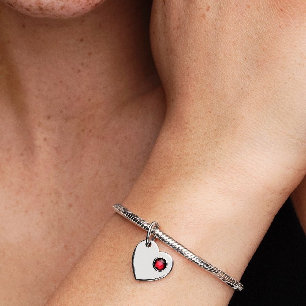 Charm Pendente Cuore con Pietra Rossa Scuro Gennaio Charm Pendente Cuore con Pietra Rossa Scuro Gennaio
