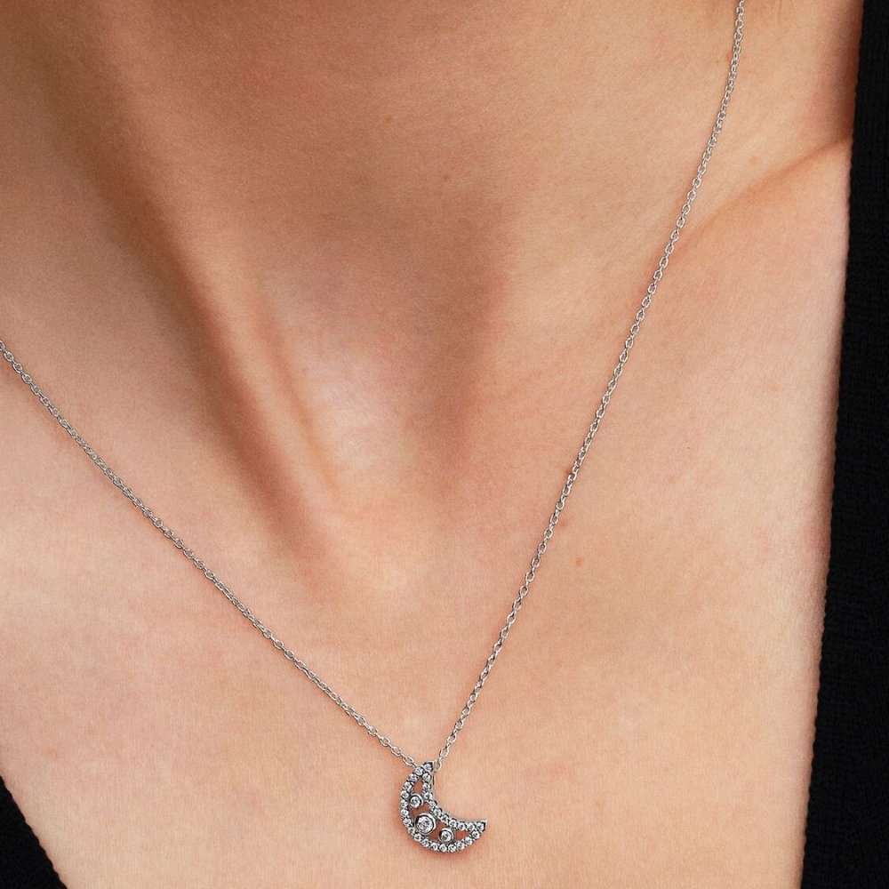Collana con pendente Falce di luna Collana con pendente Falce di luna