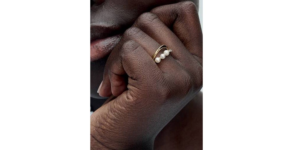 Anello Linea Sinuosa con Perle d’Acqua Dolce Coltivate e Pavè