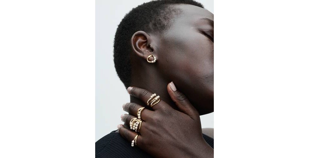 Anello Linea Sinuosa con Perle d’Acqua Dolce Coltivate e Pavè