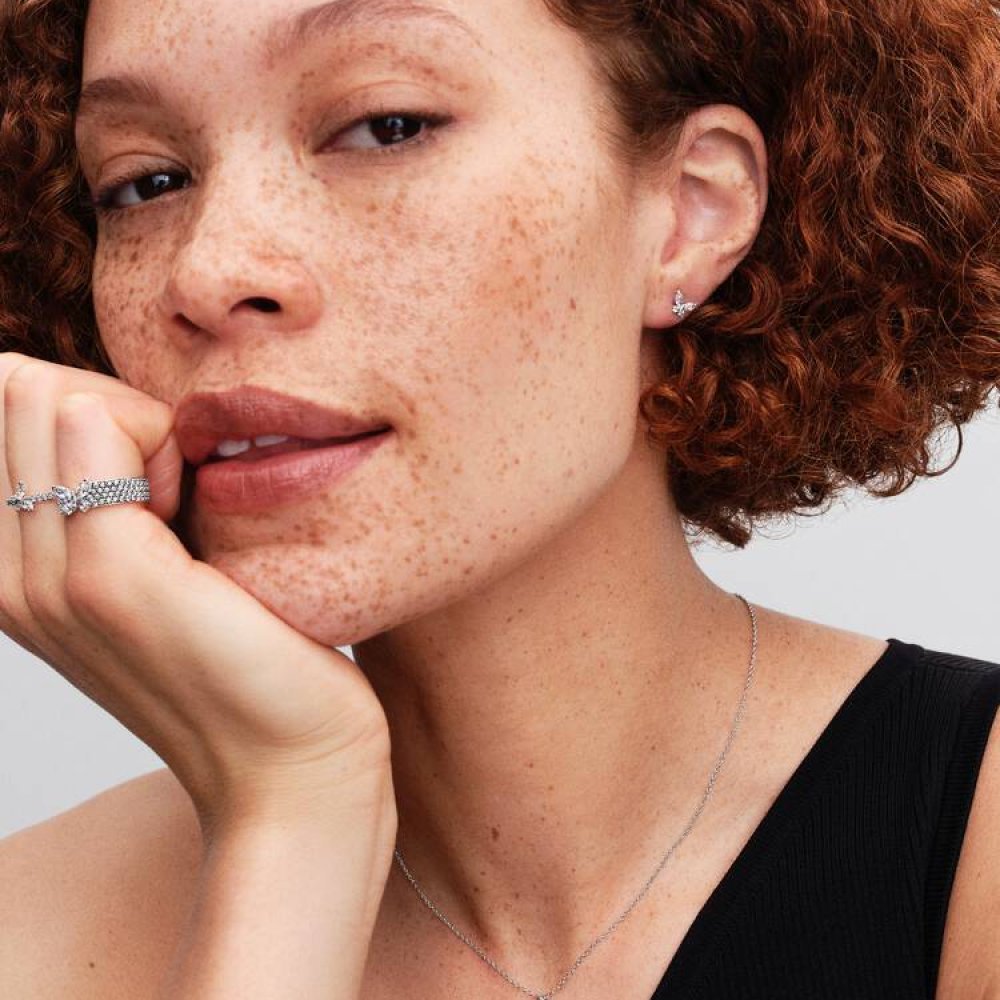 Anello Fascia Pavè con Farfalla Luminosa