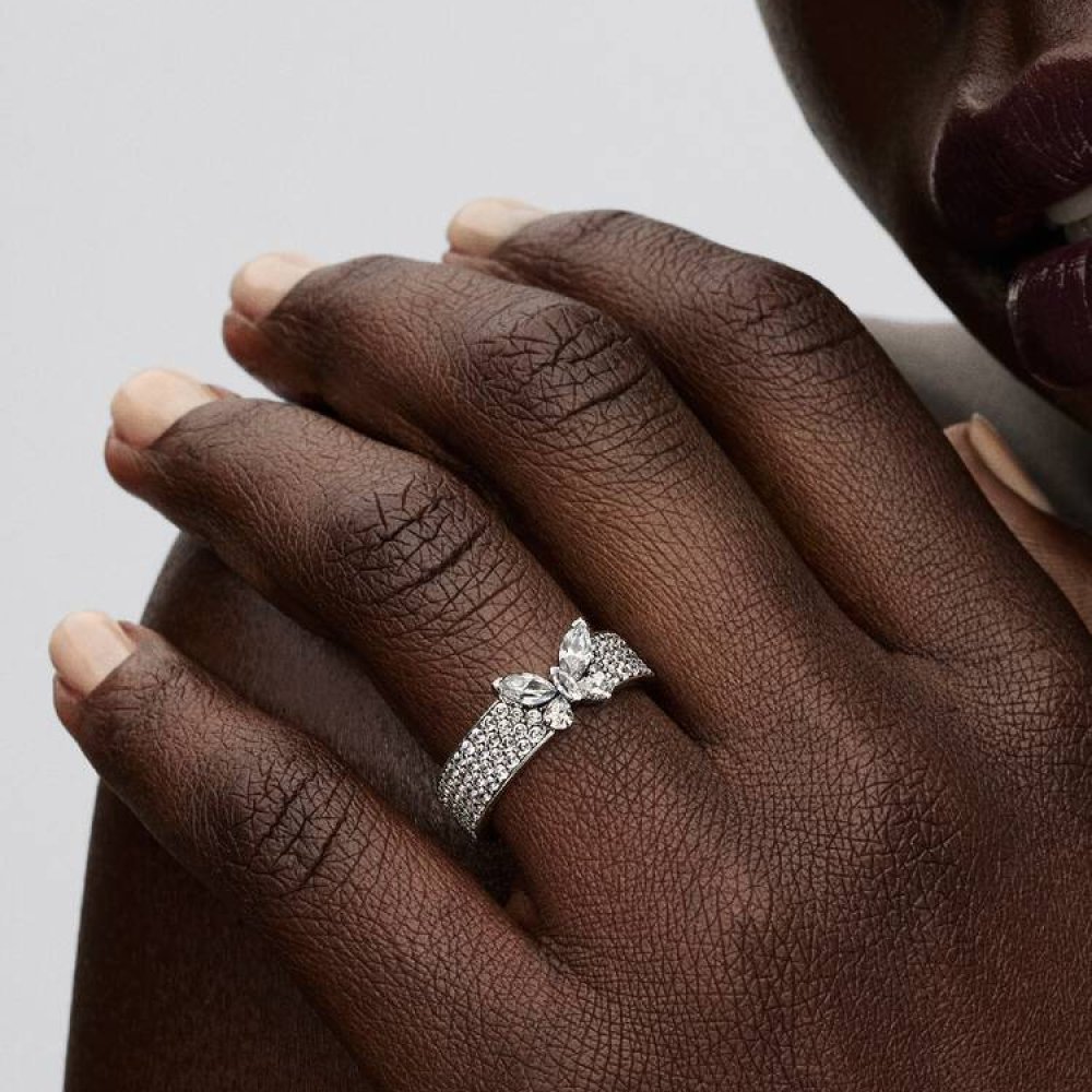 Anello Fascia Pavè con Farfalla Luminosa