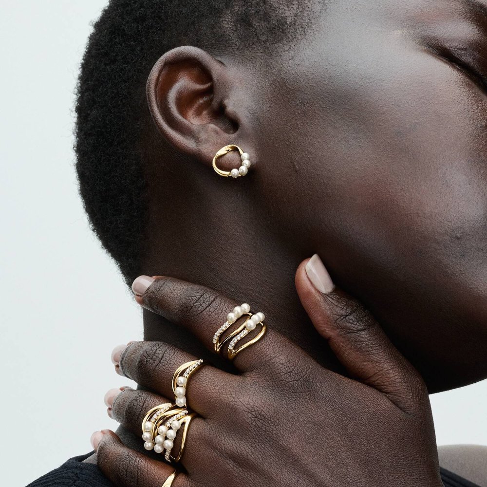 Anello Linea Sinuosa con Perle d’Acqua Dolce Coltivate e Pavè