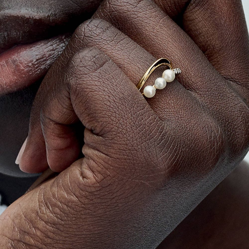 Anello Linea Sinuosa con Perle d’Acqua Dolce Coltivate e Pavè