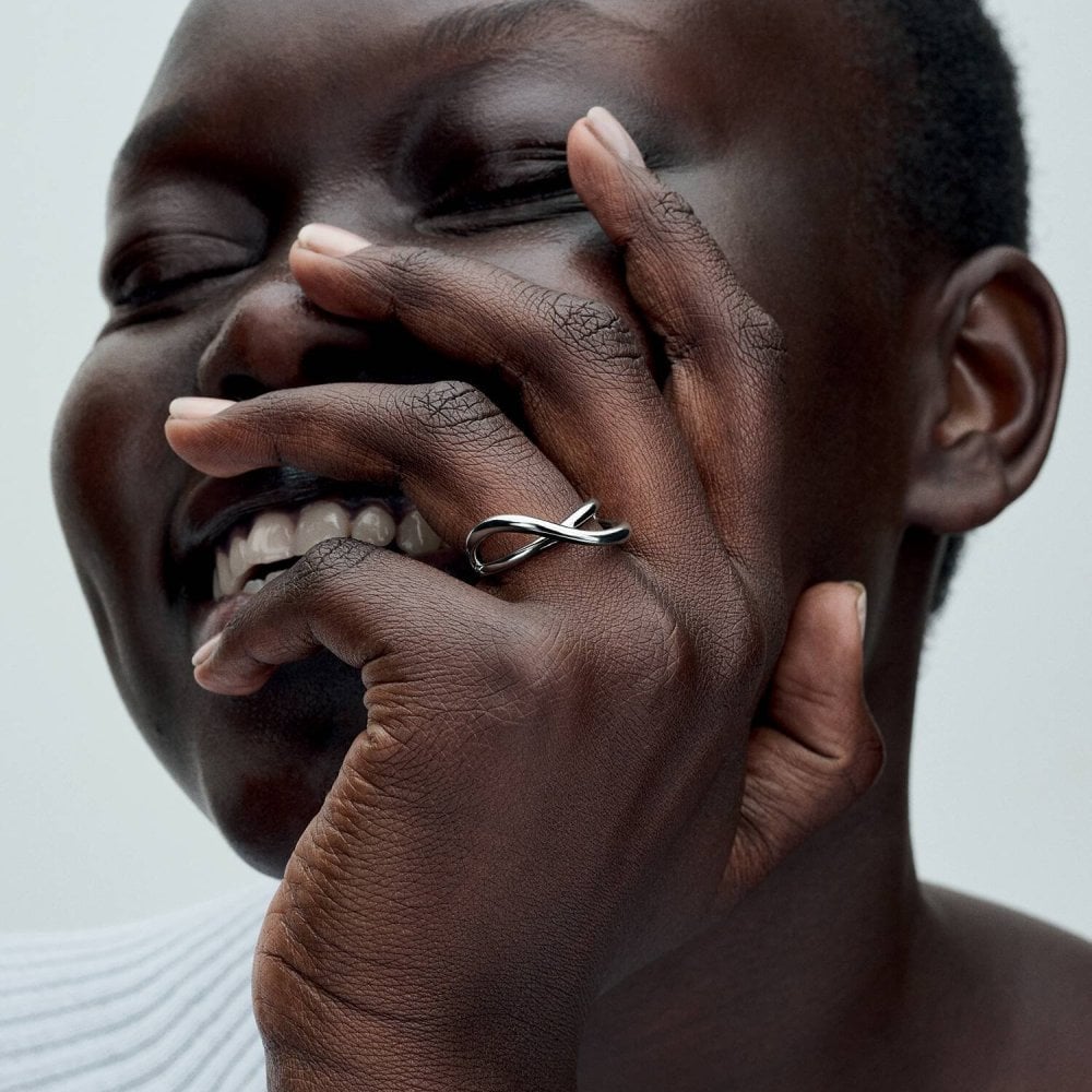 Anello Infinito Linea Sinuosa